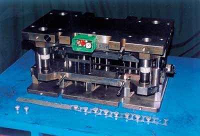 小型多工位精密級(jí)進(jìn)模具及精沖模具的設(shè)計(jì)